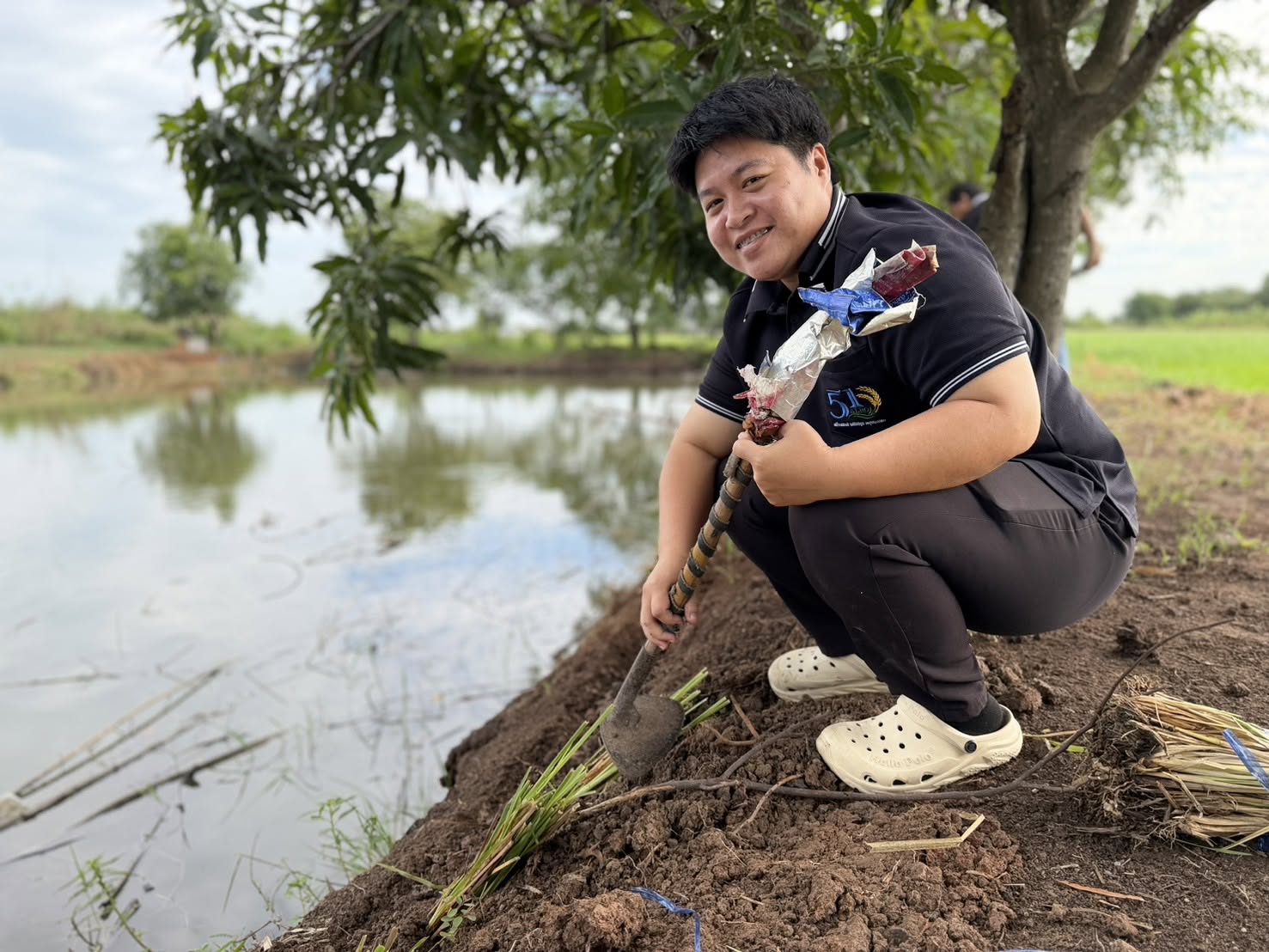 title - ส.ป.ก.นครปฐม ลงพื้นที่ปลูกหญ้าแฝก ตามโครงการพัฒนาและรณรงค์การใช้หญ้าแฝก อันเนื่องมาจากพระราชดำริ ในเขตปฏิรูปที่ดินจังหวัดนครปฐม ปีงบประมาณ พ.ศ. 2569